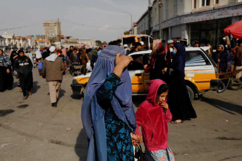 Afganská žena a dievča kráčajú po ulici v Kábule. FOTO: Reuters
