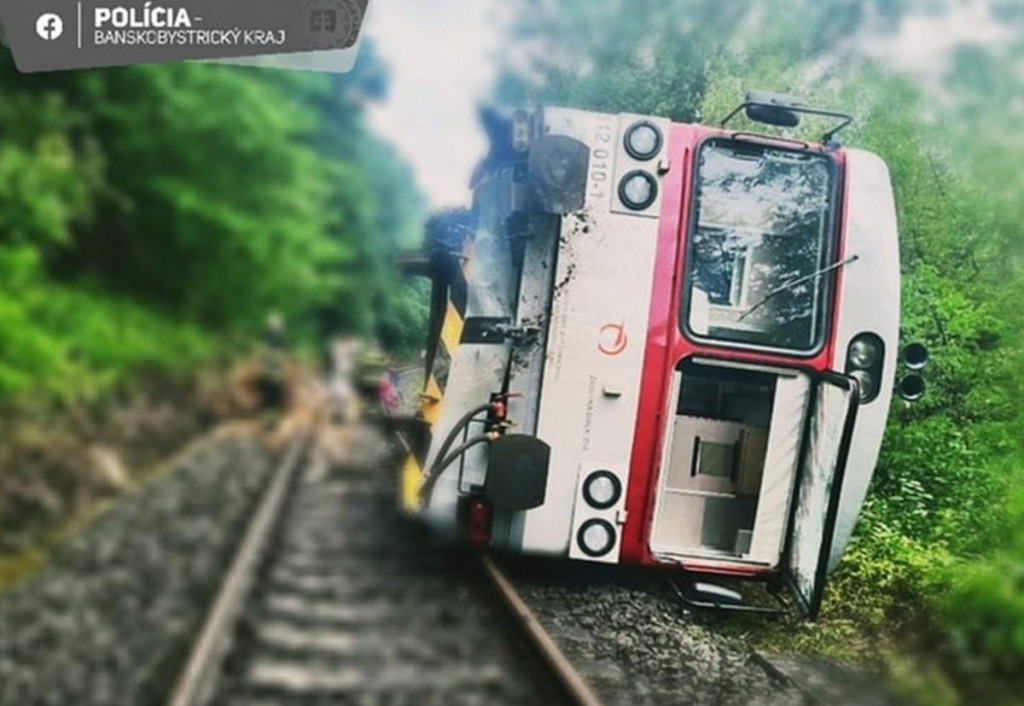 Vykoľajený vlak pri Rimavskej Sobote. FOTO: Facebook polície/Banskobystrický kraj
