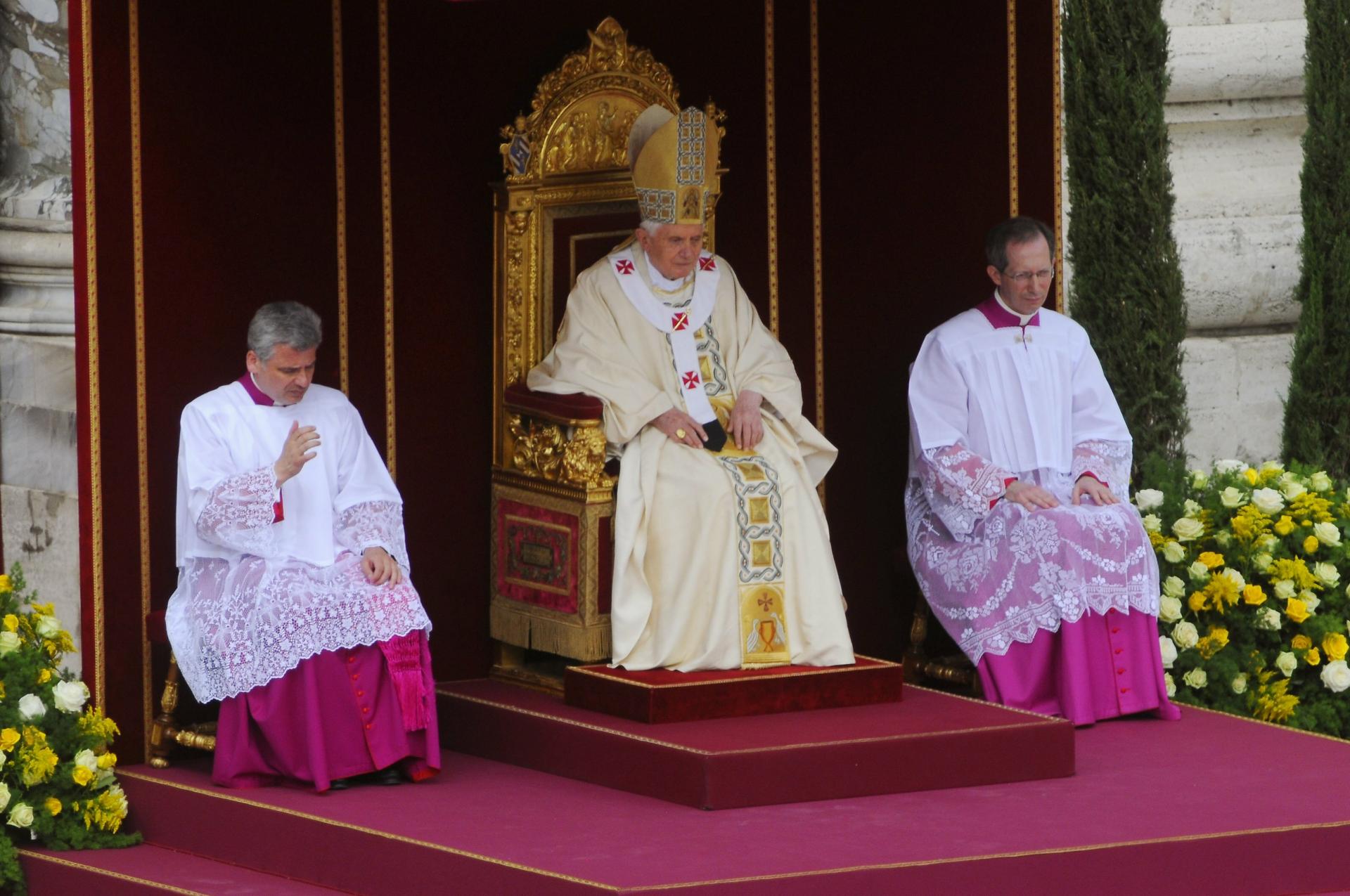 Obeť zneužívania v Nemecku žiada od cirkvi 300-tisíc eur, odškodné pýta aj od dedičov pápeža Benedikta XVI.