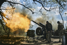 Ukrajinskí vojaci strieľajú z dela neďaleko mesta Bachmut v Doneckej oblasti na východe Ukrajiny. FOTO: TASR/AP