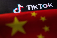Čínska vlajka a logo TikTok. FOTO: Reuters