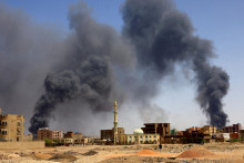 Dym stúpa nad budovami po leteckom bombardovaní počas stretov medzi polovojenskými jednotkami rýchlej podpory a armádou v Chartúme Sever. FOTO: Reuters