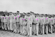 Homosexuáli v koncentračnom tábore označení ružovým trojuholníkom