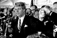 Robert Kennedy počas stretnutia so svojimi priaznivcami v losangeleskom hoteli Ambassador niekoľko minút predtým, ako sa stal obeťou atentátu.