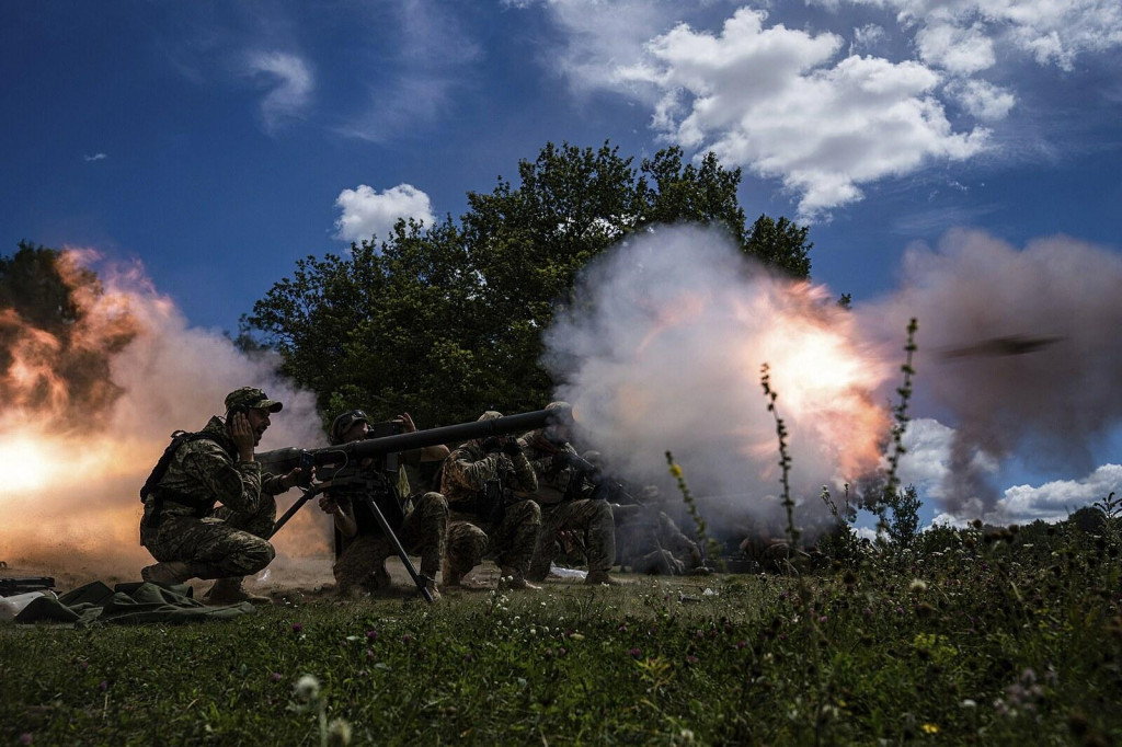 Ukrajinskí vojaci strieľajú z bazuky SPG-9. FOTO: TASR/AP