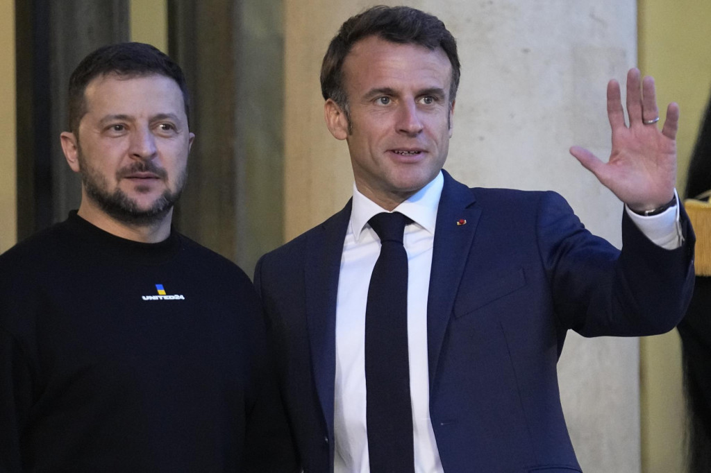 Ukrajinský prezident Volodymyr Zelenskyj (vľavo) a francúzsky prezident Emmanuel Macron sa vítajú pred Elyzejským palácom v Paríži. FOTO: TASR/AP