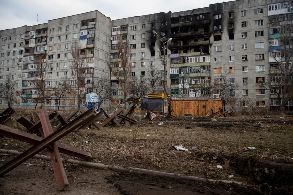 Prázdna ulicu a budovy poškodené ruským vojenským úderom v meste Bachmut. FOTO: Reuters