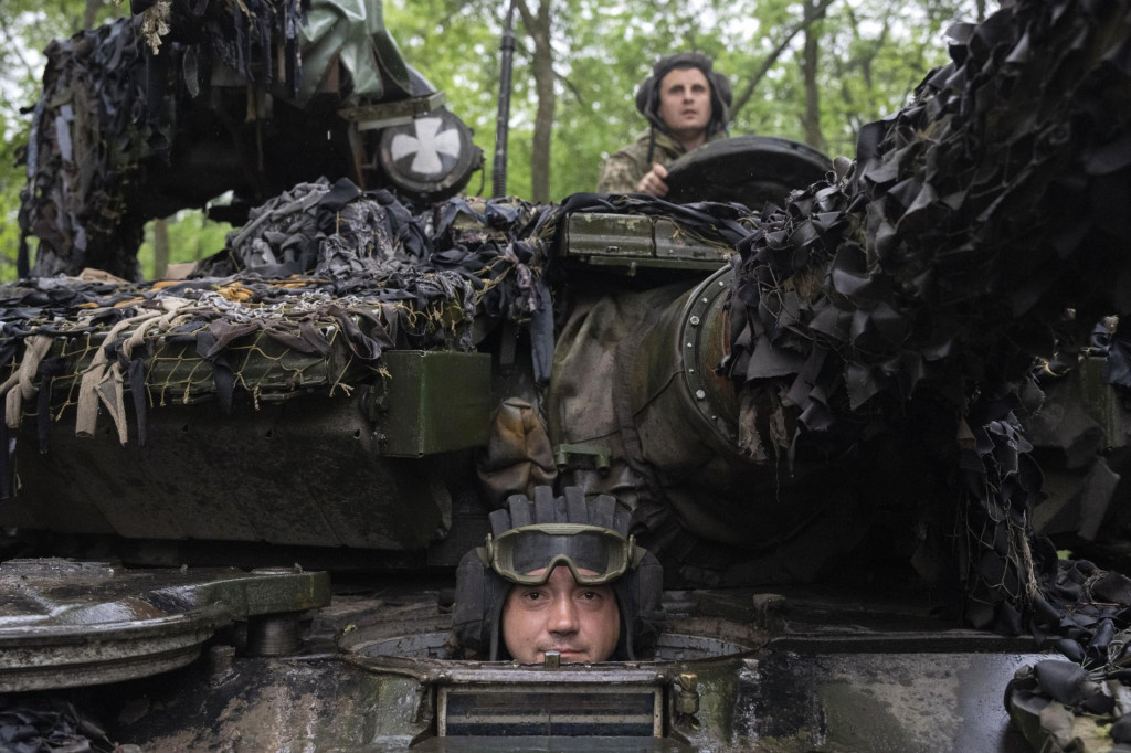 Ukrajinskí tankisti sa pozerajú na cestu smerom k svojim pozíciám pri Bachmute na Ukrajine. FOTO: TASR/AP