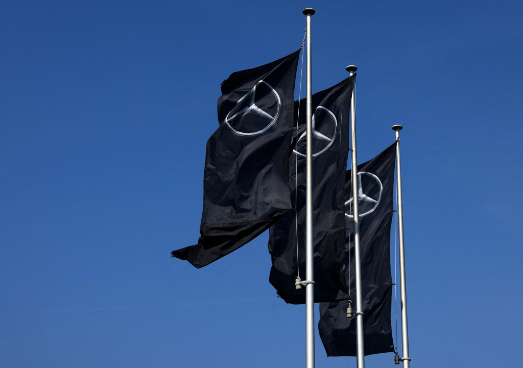 Logo Mercedes-Benz pred predajňou áut Mercedes-Benz v Bruseli, Belgicko. FOTO: Reuters