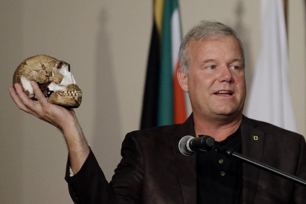 Paleoantropológ Lee Berger drží lebku príslušníka druhu Homo naledi