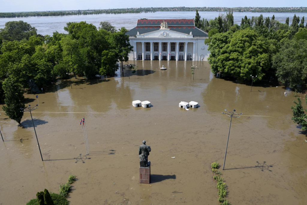 Dom kult&uacute;ry na zaplavenej ulici v Novej Kachovke po pretrhnut&iacute; Kachovskej priehrady. FOTO: Reuters