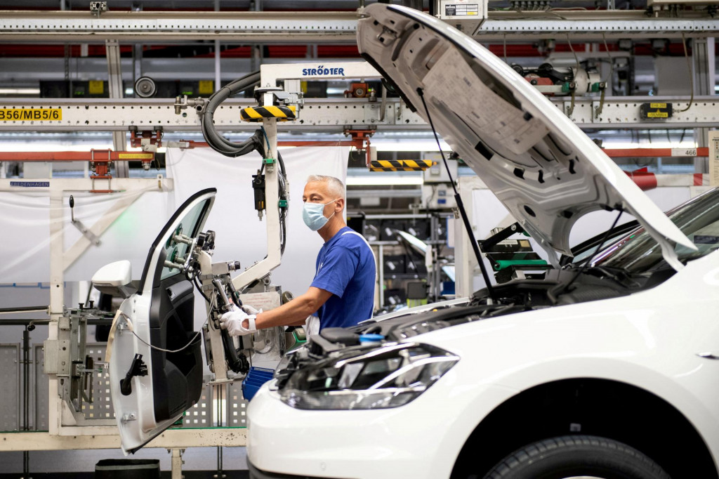 Pracovník a montážnej linke Volkswagenu, ilustračná fotografia. FOTO: Reutrers