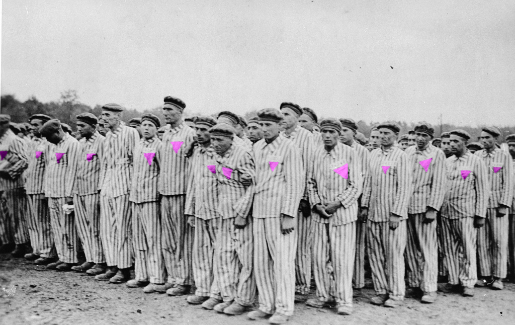 Homosexuáli v koncentračnom tábore označení ružovým trojuholníkom