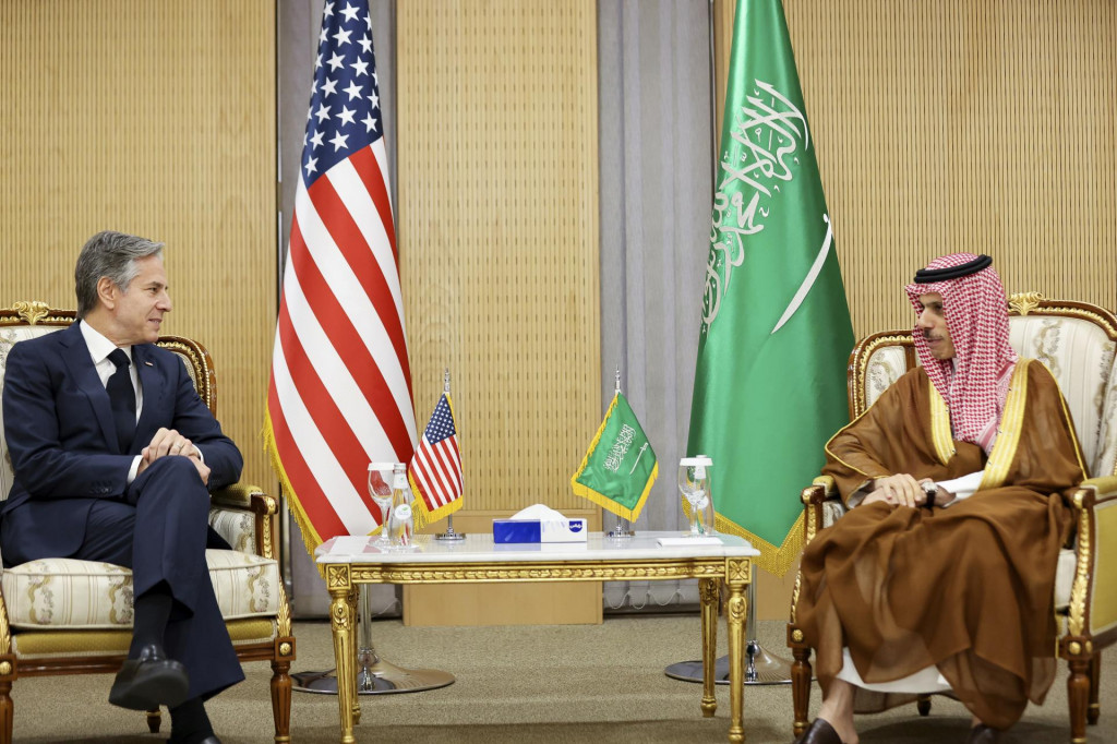 Minister zahraničných vecí USA Antony Blinken (vľavo) sa rozpráva so svojím saudskoarabským rezortným partnerom, princom Faisalom bin Farhanom počas ich stretnutia v Rijáde. FOTO: TASR/AP