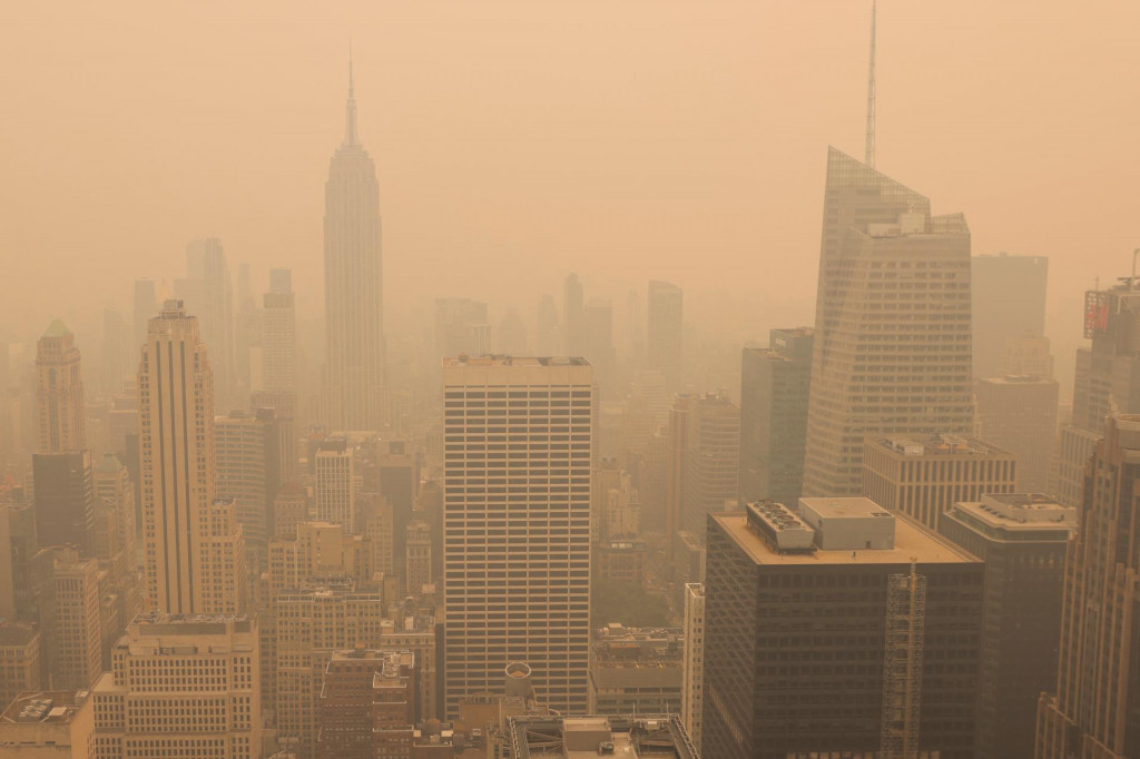 Pohľad z vrcholu Rockefellerovho centra, dym spôsobený lesnými požiarmi v Kanade visí nad panorámou Manhattanu v New Yorku. FOTO: Reuters