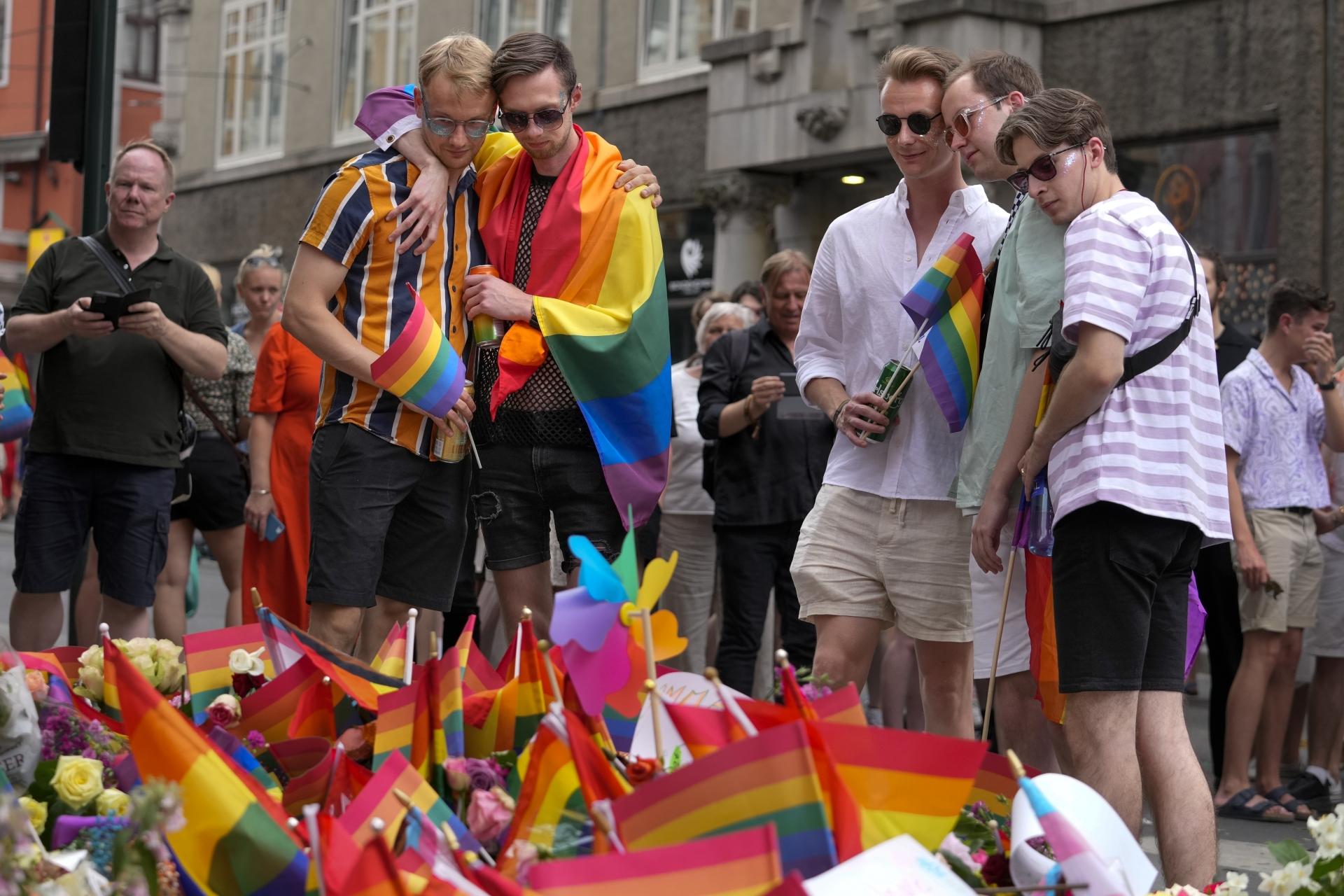Nórska polícia mohla zabrániť vlaňajšiemu útoku v gay bare