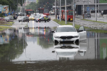 Uviaznuté auto pod nadjazdom križovatky Bajkalská - Ružinovská po výdatnom daždi v Bratislave. FOTO: TASR/Pavel Neubauer