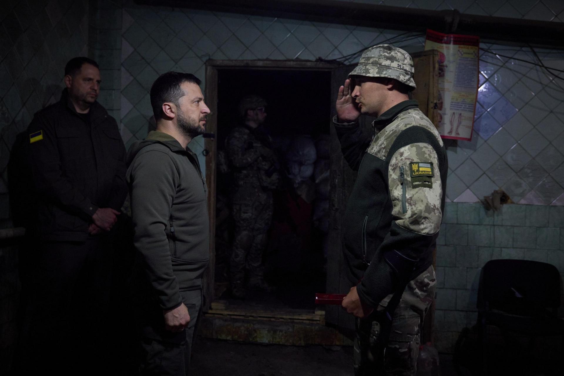 Zelenskyj ocenil hrdinstvo ukrajinských vojakov, ktorí zvádzajú ťažké boje