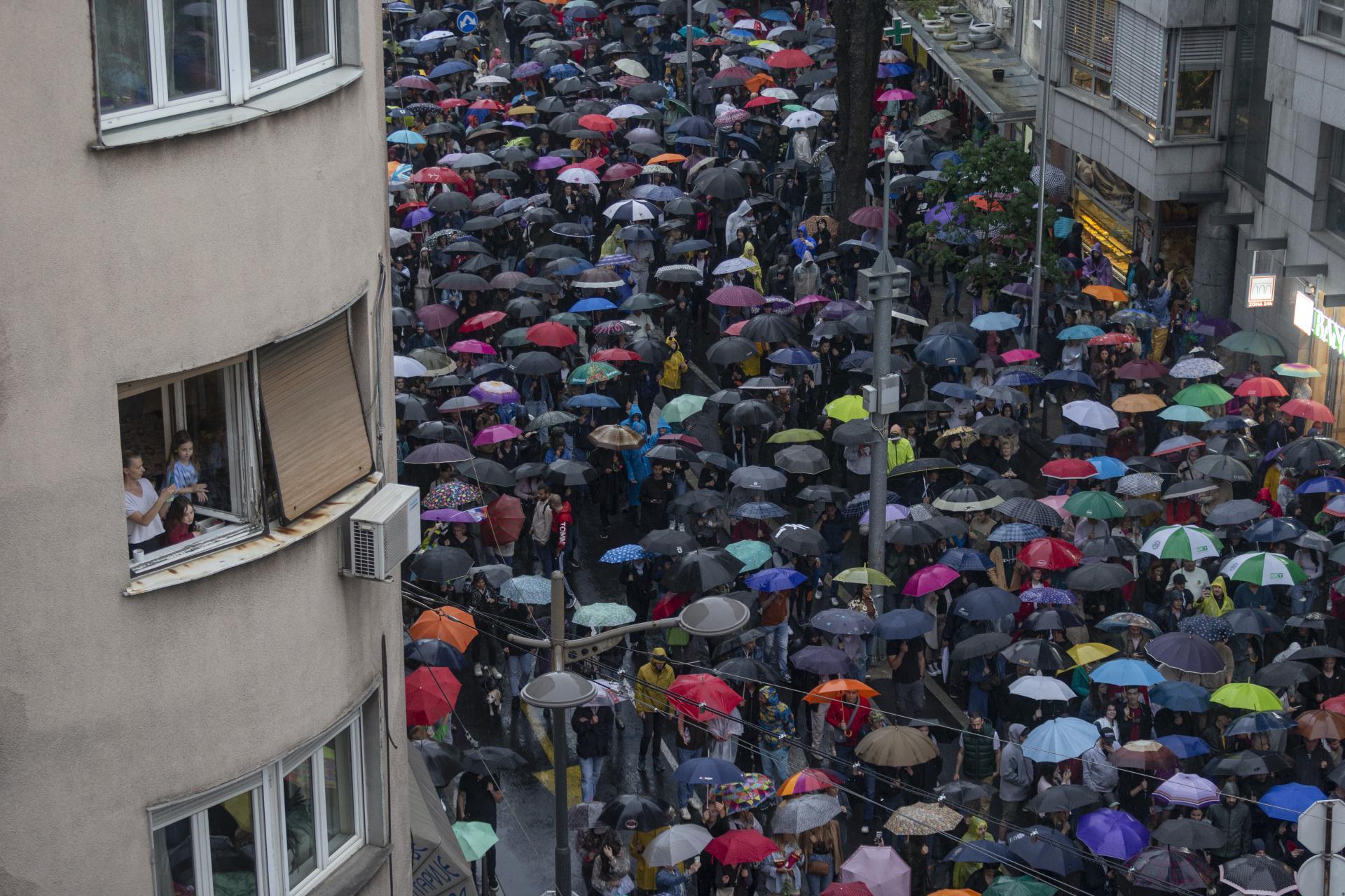 Tisíce ľudí sa zúčastnili protivládnej demonštrácie v Belehrade, vládu kritizujú za nezvládnutie násilia