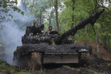 Ukrajinskí tankisti na ceste smerom k svojim pozíciám pri Bachmute. FOTO: TASR/AP