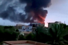 Z budovy stúpa dym, keď neďaleko vojenského komplexu so zbrojárskou továreň v južnom Chartúme vypukol rozsiahly požiar. FOTO: Reuters