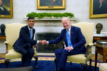 Britský premiér Rishi Sunak sa zúčastňuje na bilaterálnom stretnutí s americkým prezidentom Joeom Bidenom. FOTO: Reuters