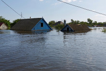 Zatopená obytná štvrť po zrútení priehrady Nova Kakhovka v meste Hola Prystan v Chersonskej oblasti. FOTO: Reuters