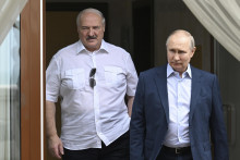 Ruský prezident Vladimir Putin a bieloruský prezident Alexander Lukašenko počas stretnutia v rezidencii Bočarov Ručej v prímorskom letovisku na Kryme. FOTO: TASR/AP
