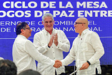 Kolumbijský prezident Gustavo Petro a veliteľ kolumbijskej národnej oslobodzovacej armády Antonio Garcia si podávajú ruky počas oznamovania bilaterálneho prímeria na 6 mesiacov medzi Národnou oslobodzovacou armádou a vládou. FOTO: Reuters/Colombian Presidency