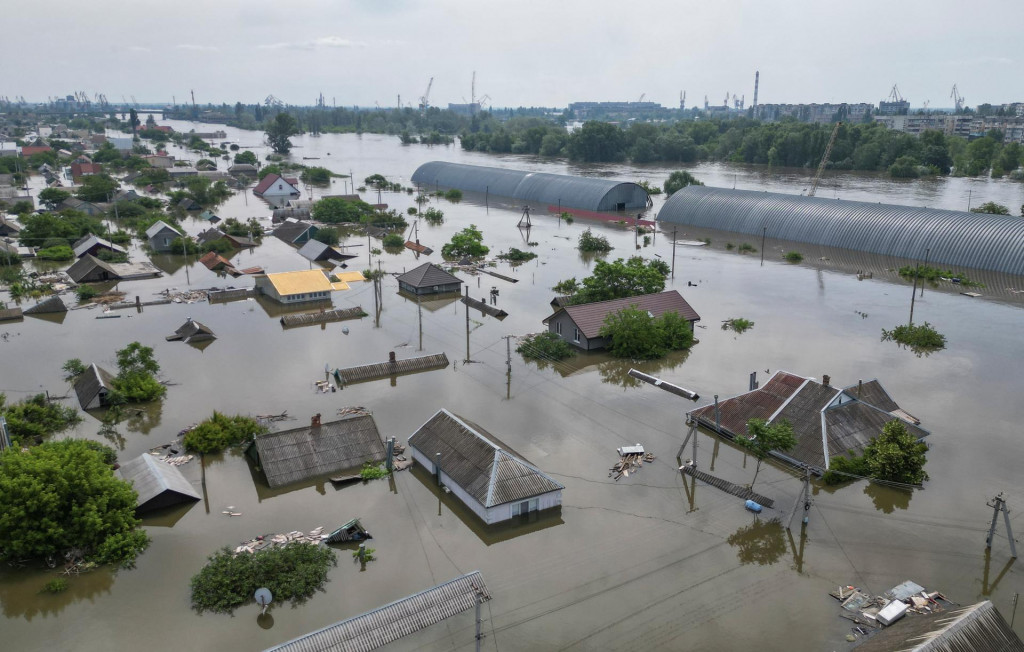 Zaplavená oblasť po pretrhnutí priehrady Nova Kakhovka v Chersone. FOTO: Reuters