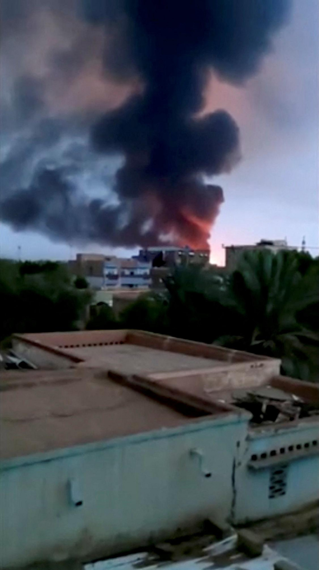 Z budovy stúpa dym, keď neďaleko vojenského komplexu so zbrojárskou továreň v južnom Chartúme vypukol rozsiahly požiar. FOTO: Reuters