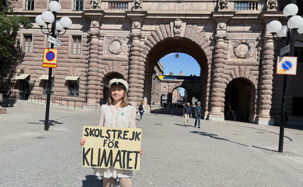 Greta Thunberg stojí s tabuľou s nápisom „Školský štrajk za klímu“ pred švédskym parlamentom v Štokholme. FOTO: Reuters