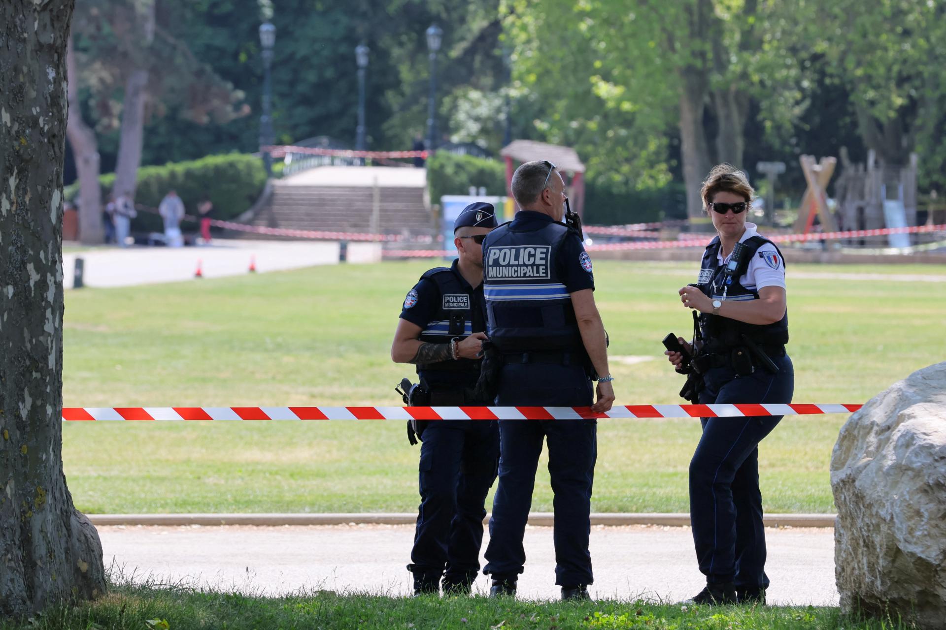 Muža, ktorý vo Francúzsku útočil nožom na deti, obvinili z pokusu o vraždu