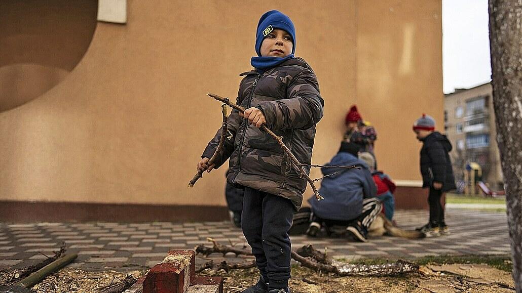 Ukrajinské deti z bombardovaných miest trpia koktaním, úzkosťou a záchvatmi paniky