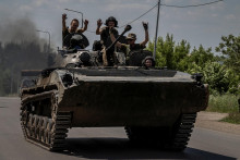 Ukrajinskí príslušníci jazdia na bojovom vozidle pechoty BMP-1 neďaleko mesta Bachmut. FOTO: Reuters