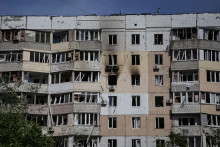 Bytový dom poškodený počas masívneho útoku ruského bezpilotného lietadla v Odese na Ukrajine. FOTO: Reuters