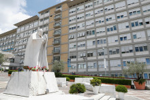 Nemocnica Gemelli, kde je pápež František hospitalizovaný kvôli operácii brucha, v Ríme, Taliansko. FOTO: Reuters