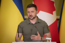 Ukrajinsk&yacute; prezident Volodymyr Zelenskyj počas spoločnej tlačovej konferencie s kanadsk&yacute;m premi&eacute;rom Justinom Trudeauom. FOTO: TASR/AP