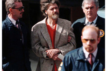Theodora Kaczynskeho odvádzajú z federálneho súdu v roku 1997. FOTO: Reuters
