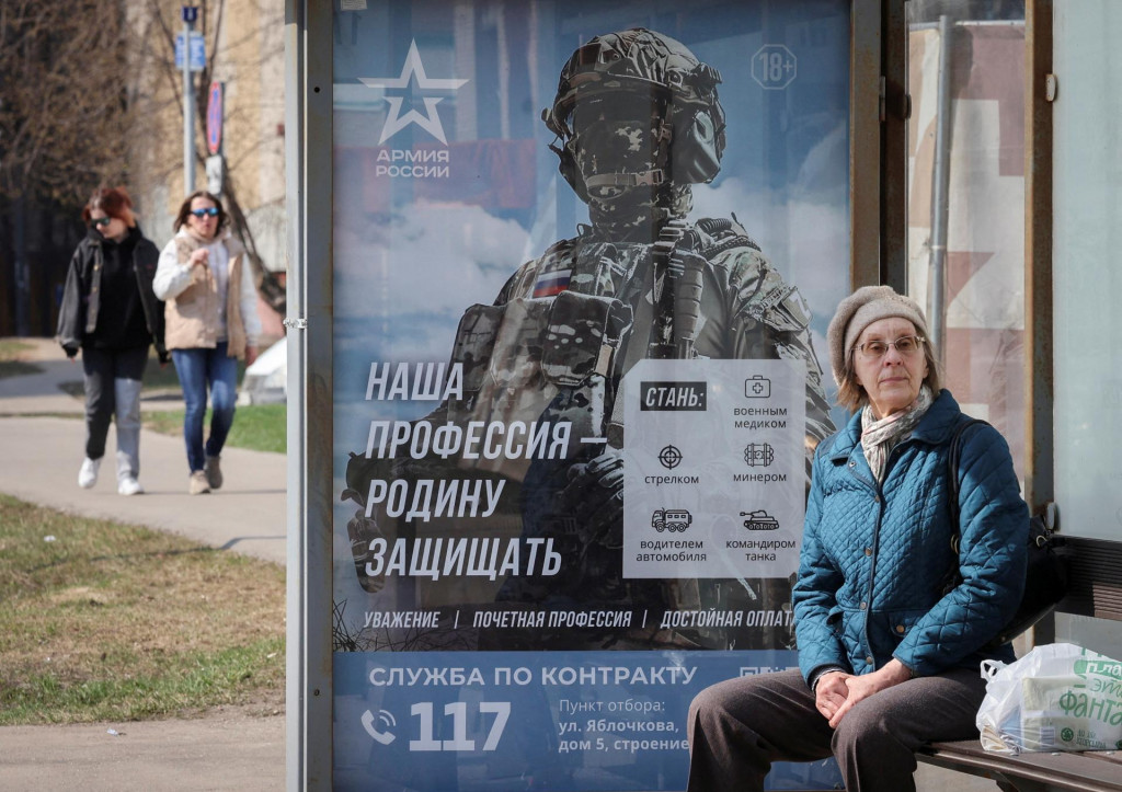 Autobusová zastávka v Moskve s plagátom propagujúceho službu v ruskej armáde. FOTO: Reuters