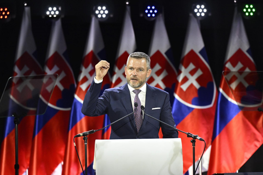 Predseda mimoparlamentnej strany Hlas-SD Peter Pellegrini gestikuluje počas pr&iacute;hovoru na sneme strany v P&uacute;chove. FOTO: TASR/Radovan Stoklasa