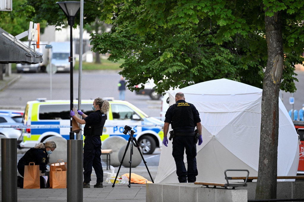Policajti pracujú na mieste po streľbe vo Farsta na juhu Štokholmu vo Švédsku. FOTO: Reuters