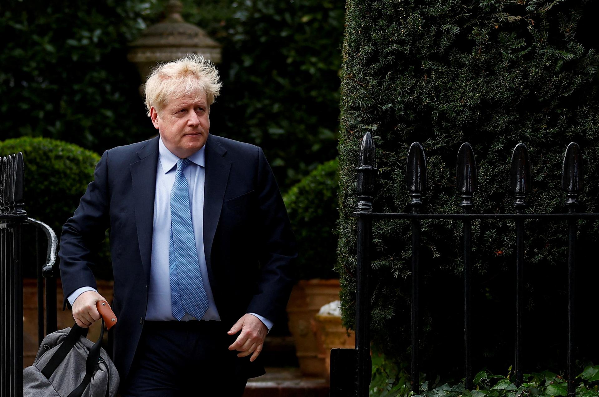 Britská opozícia žiada po odchode Johnsona z parlamentu predčasné voľby