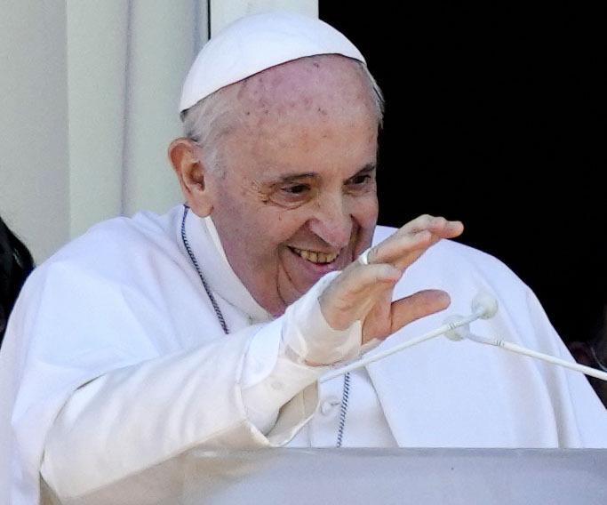 Le pape continue de se redresser.  Il regardait la messe à la télé, marchait un peu et travaillait