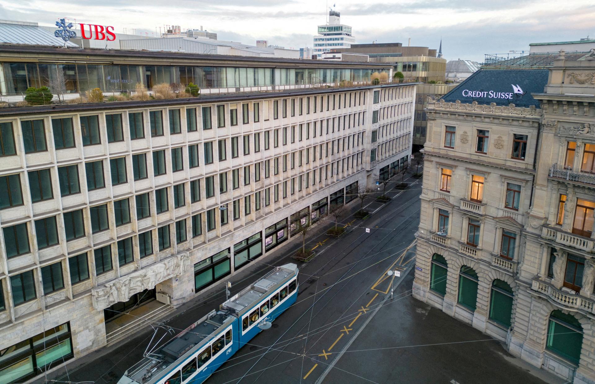 Švajčiarska banka UBS dokončila prevzatie konkurenčnej Credit Suisse, zavedie prísne obmedzenia pre bankárov