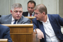 Robert Fico a jeho bývalý stranícky kolega Peter Žiga. FOTO: TASR/Jakub Kotian