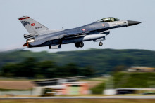 Bojové prúdové lietadlo F-16 tureckých vzdušných síl štartuje na cvičení Air Defender 2023 na vojenskom letisku Jagel v severnom Nemecku. FOTO: Reuters