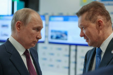 Ruský prezident Vladimir Putin počúva generálneho riaditeľa Gazpromu Alexeja Millera. FOTO: Reuters
