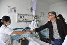 Kolumbijský prezident Gustavo Petro (vľavo) podáva ruku zdravotnej sestre vo vojenskej nemocnici v Bogote počas návštevy štyroch súrodencov vo veku 13, deväť, päť a jeden rok, ktorí prežili haváriu malého lietadla a boli nájdení takmer po 40 dňoch strávených v amazonskom dažďovom pralese.