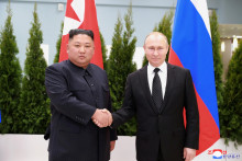 Severokórejský vodca Kim Čong-un si podáva ruku s ruským prezidentom Vladimirom Putinom vo Vladivostoku v Rusku v roku 2019. FOTO: Reuters